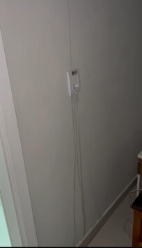 Água escorreu em cima da tomada e quase danificou meu celular que estava carregando