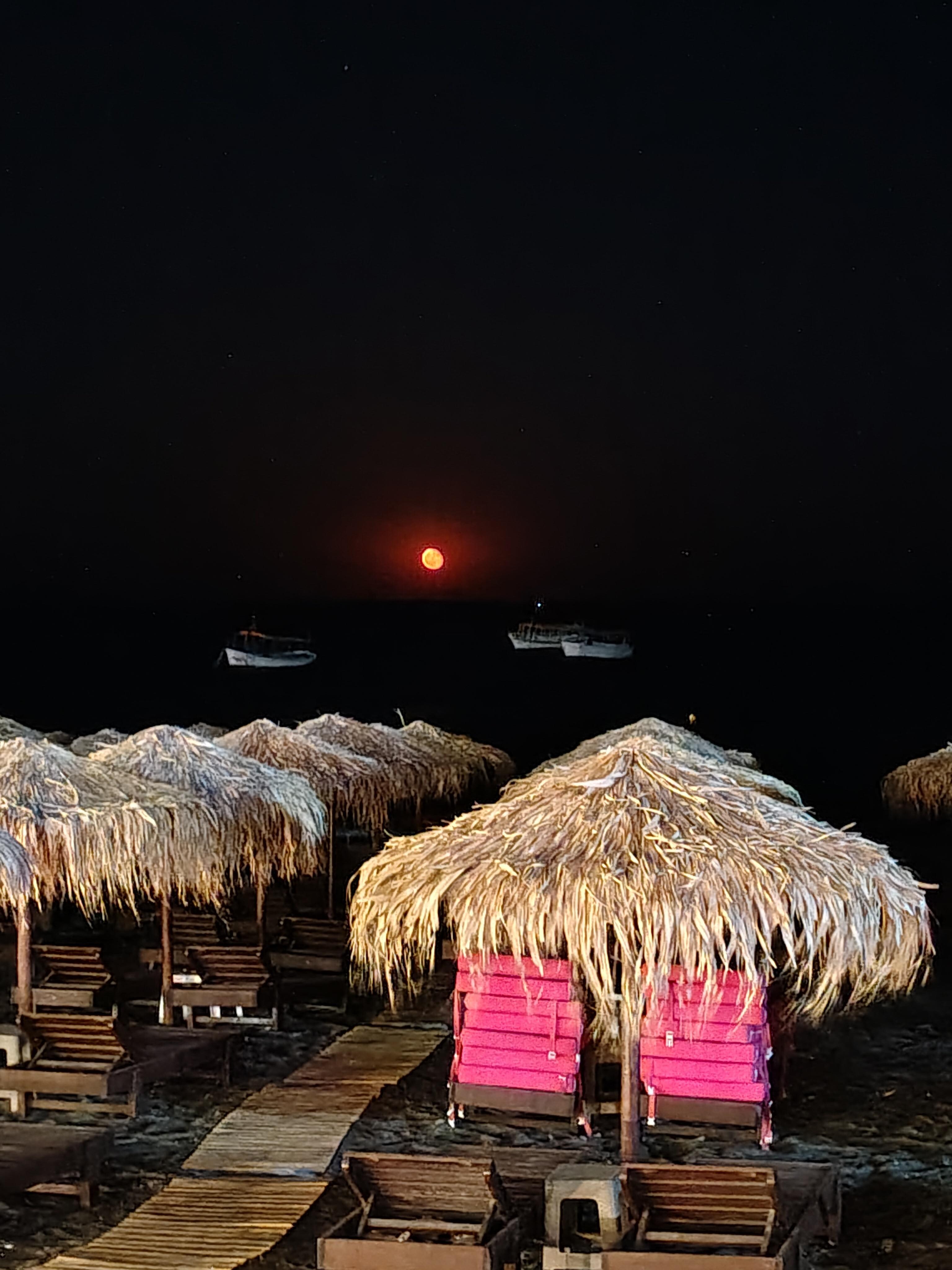 Spettacolare la luna vista sorgere dal mare.