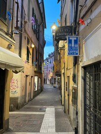 Einkaufsgasse bei Nacht