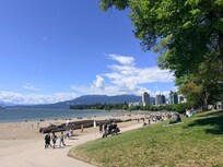 12 min walk from the Hotel to Sunset Beach.