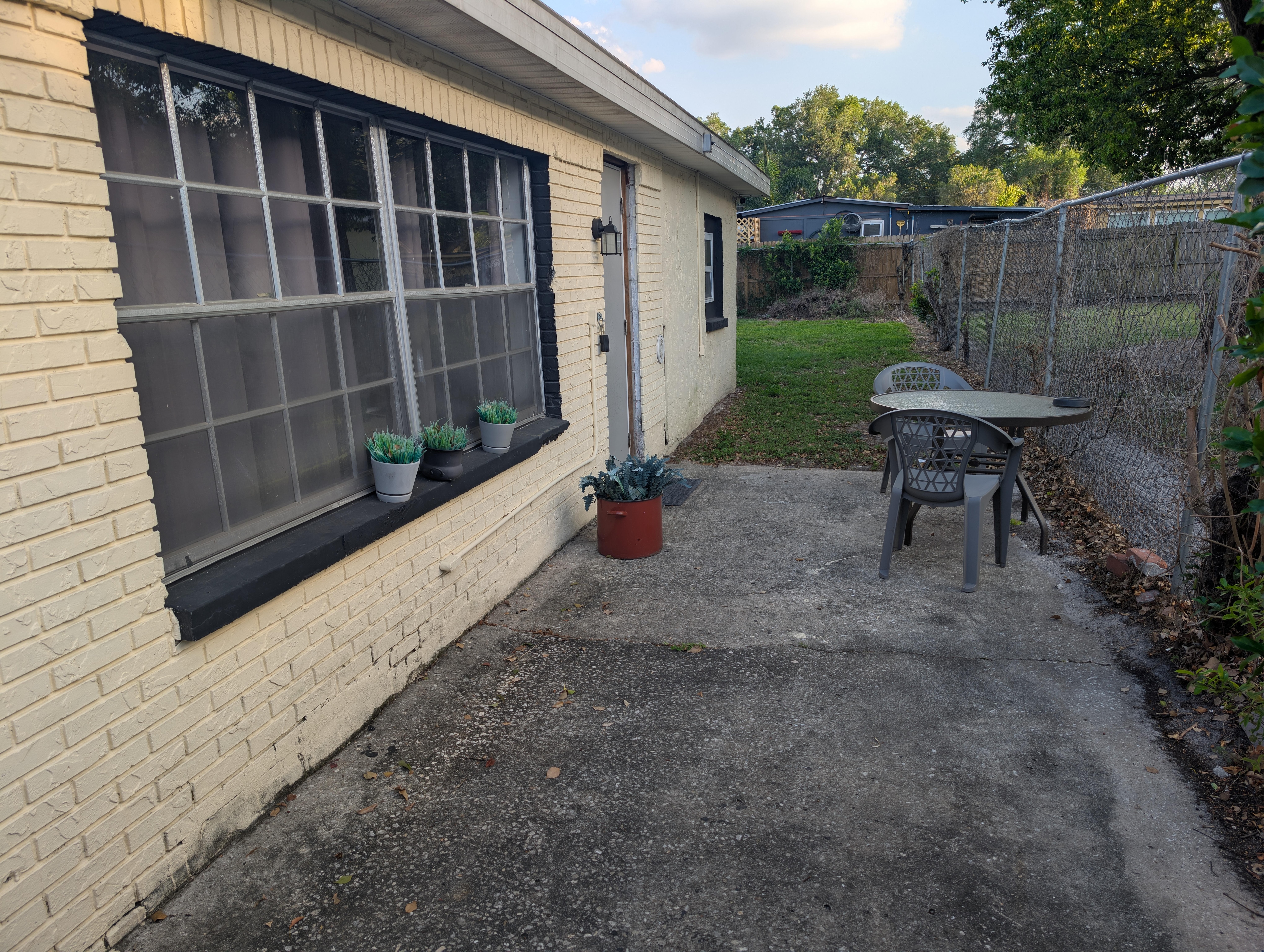 The entryway, a far cry from the picture they show you.