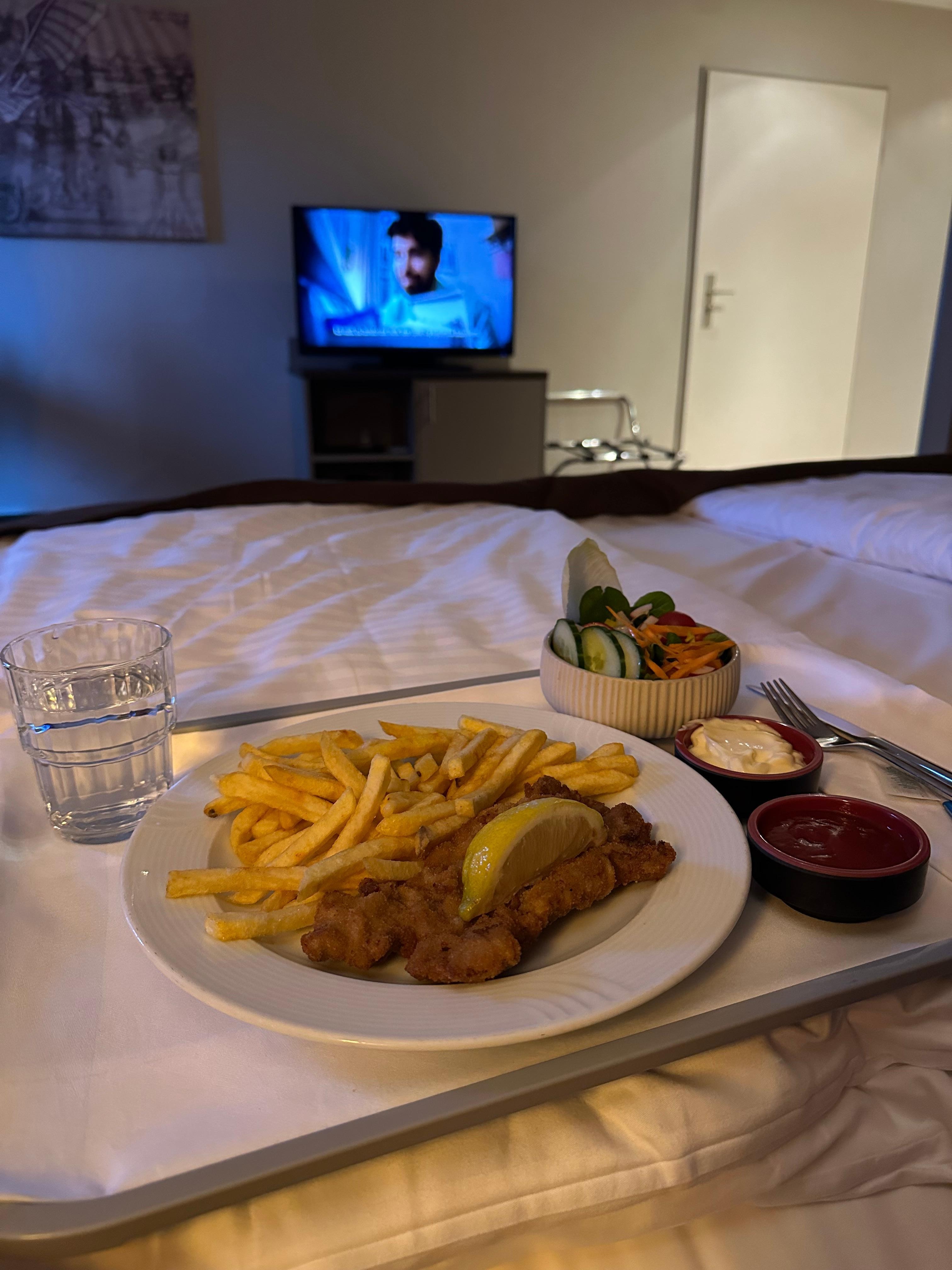 Efter en lang køretur fra Italien - var det topklasse med maden på værelset og film 