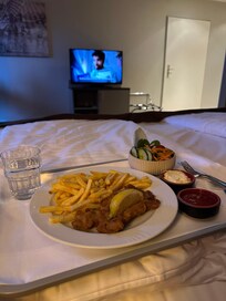 Efter en lang køretur fra Italien - var det topklasse med maden på værelset og film