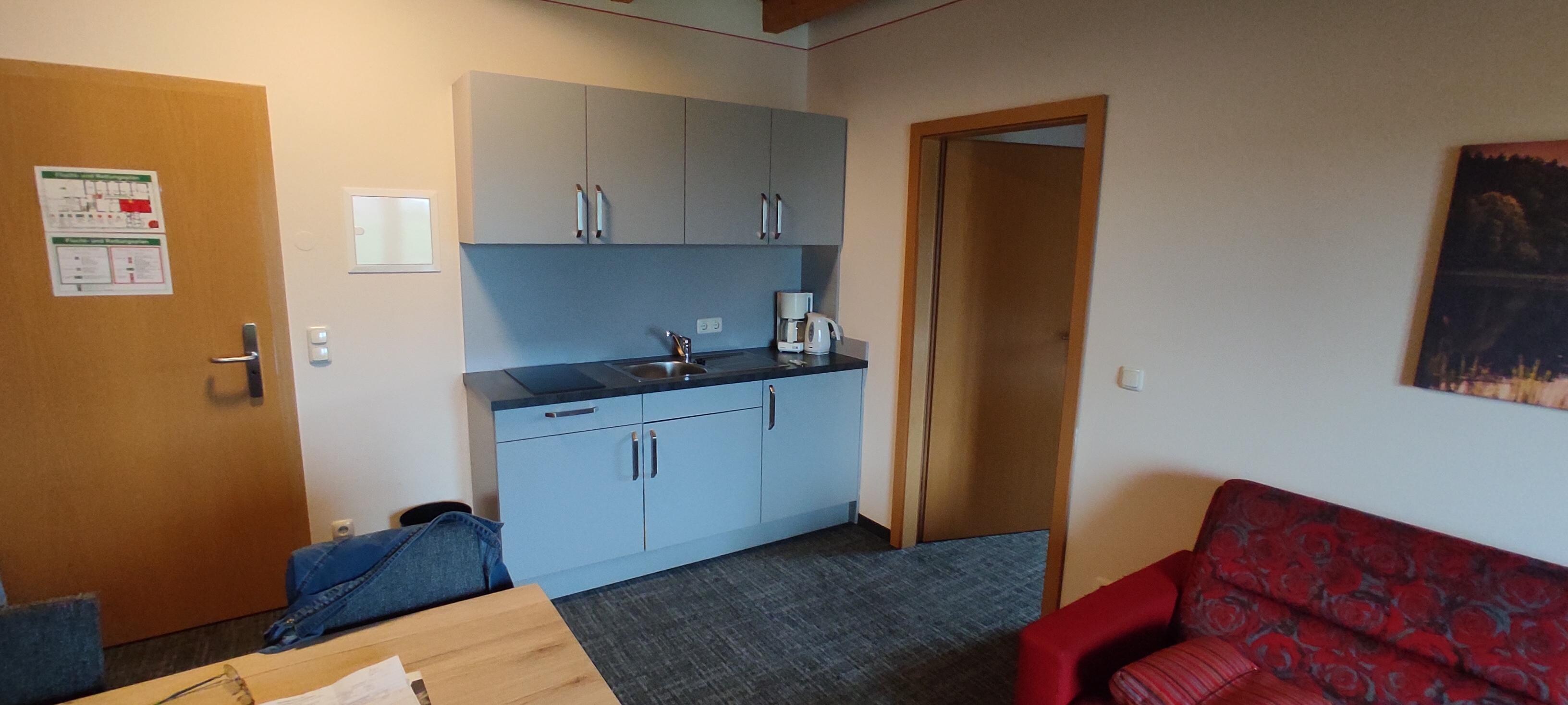 4 Mann Appartements mit Blick auf Küchenzeile 