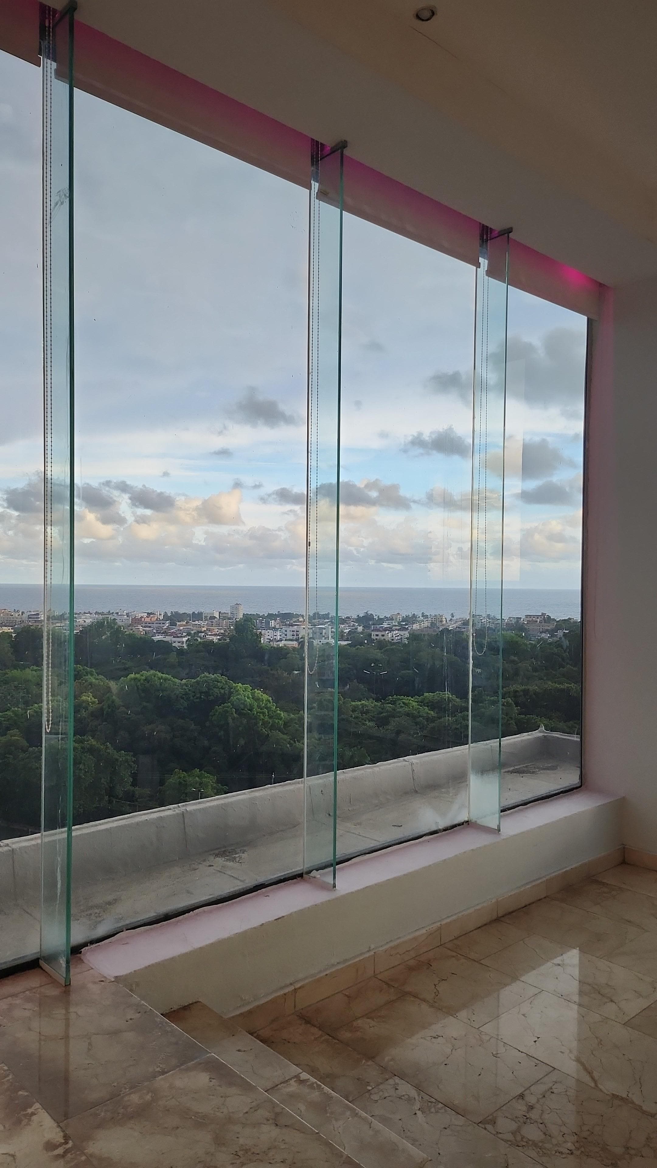 Observe the paint details 