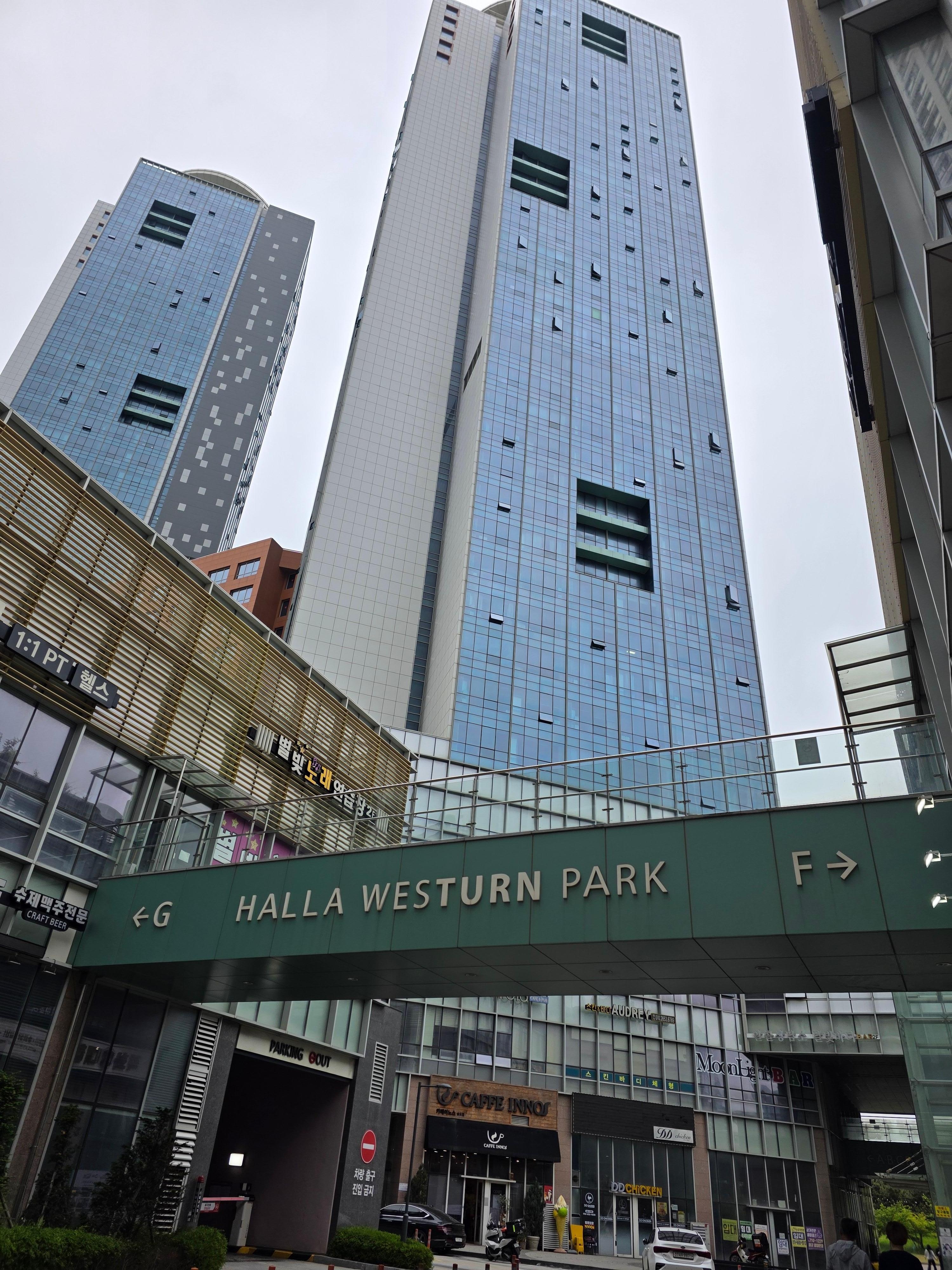 건물입구 및 차량출구
Entrance building and parking exit.