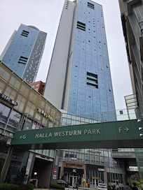 건물입구 및 차량출구
Entrance building and parking exit.