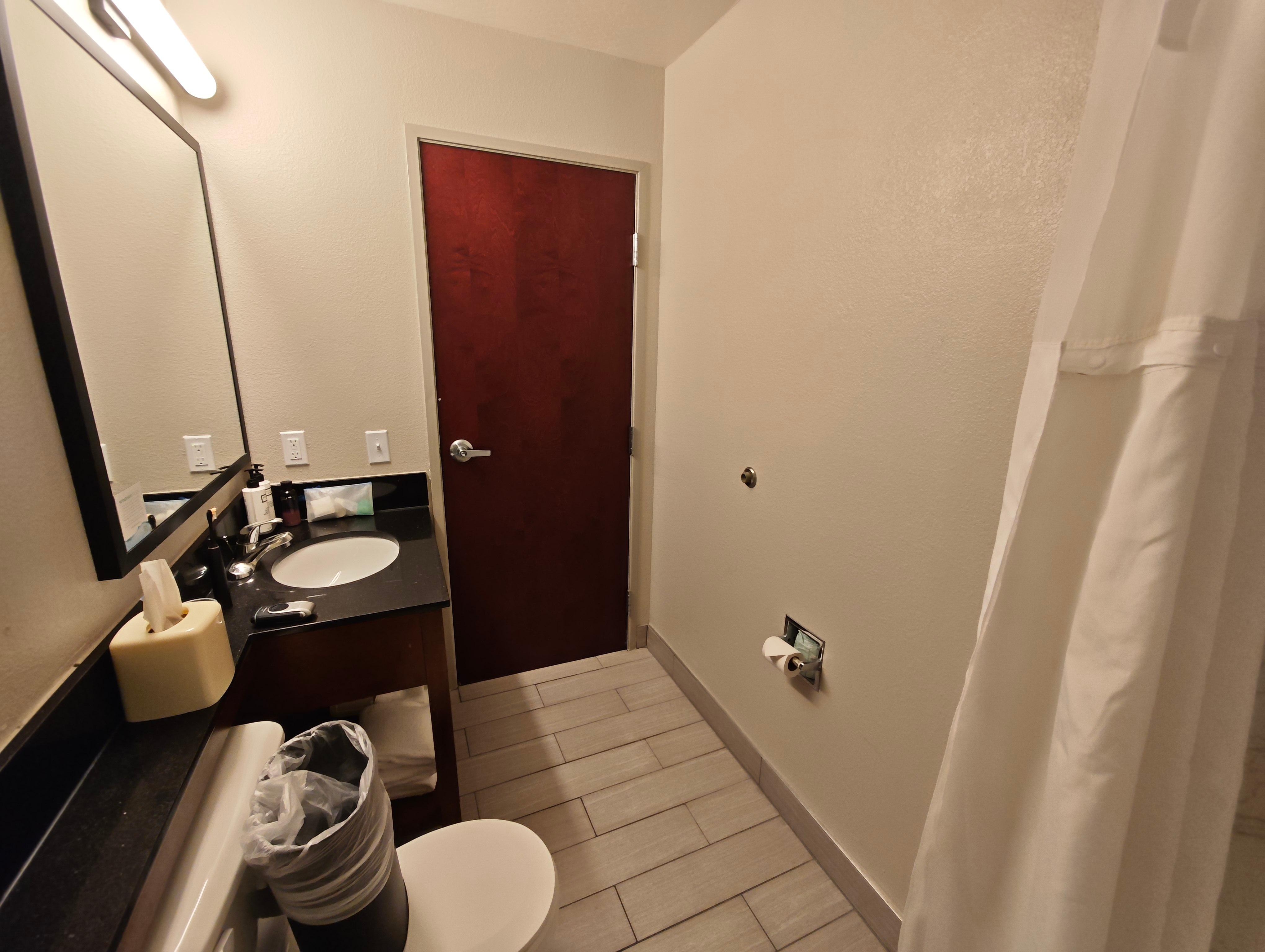 There's nowhere we can hang up the wet towels we have used. So we should ask for changing towels every day. 