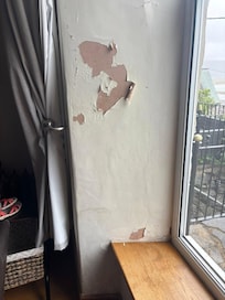 La peinture est très abimée