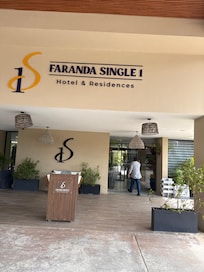 Hay dos nombres con el mismo hotel
Probar y Faranda