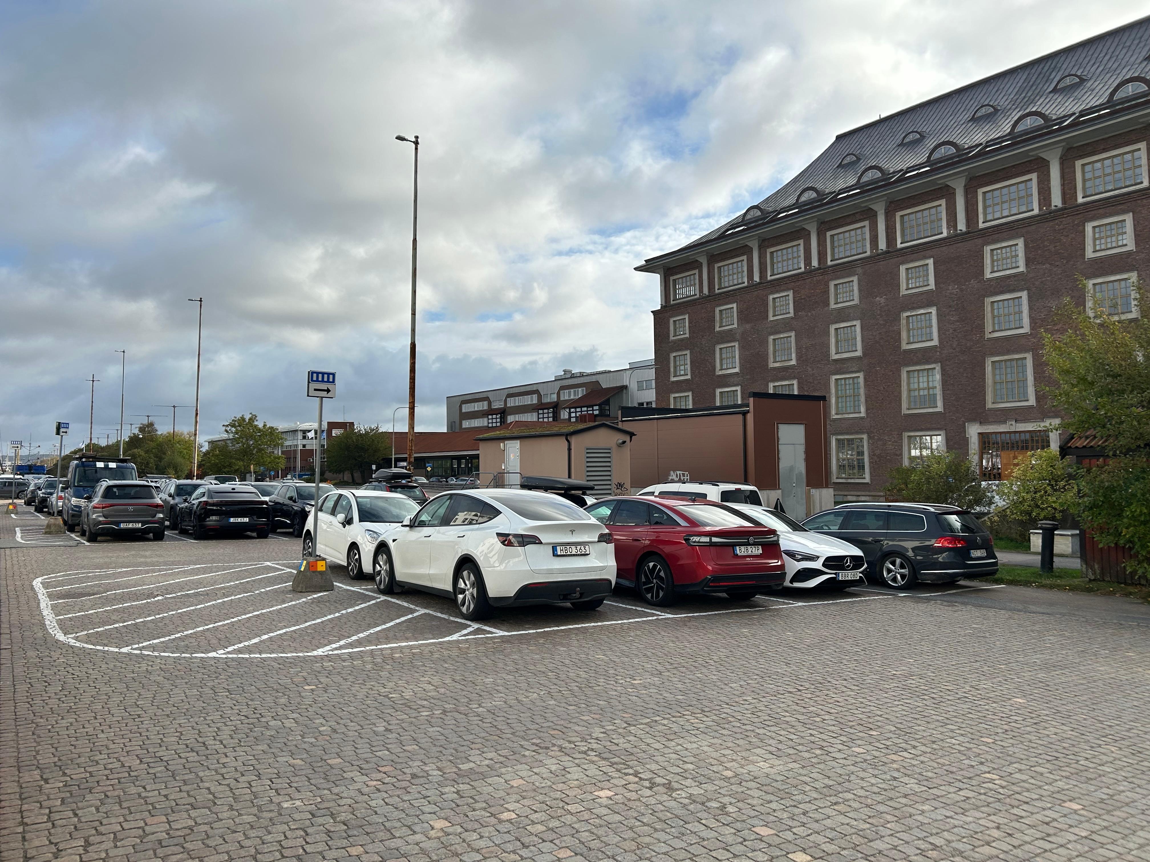 Car Park, NO SIGNS!!!