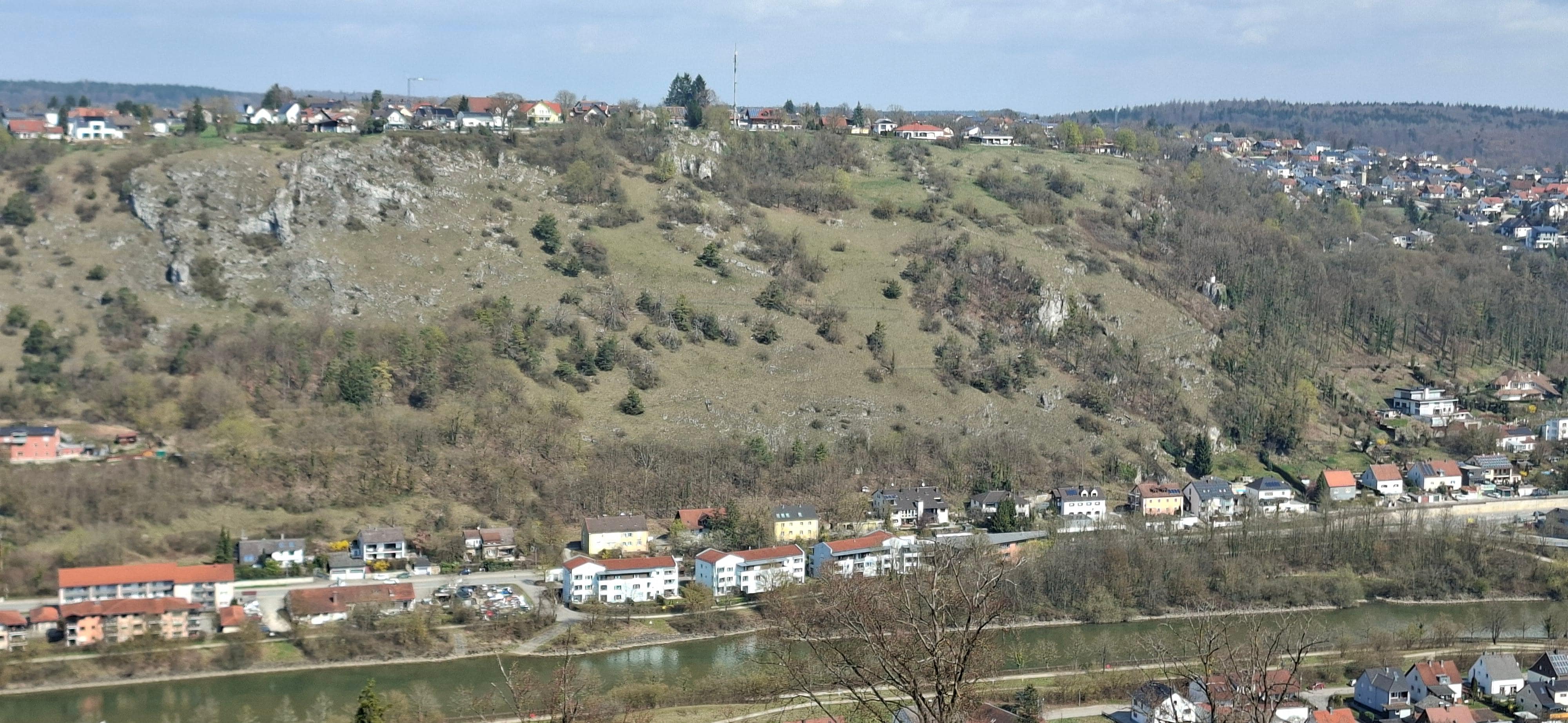 Blick zum Ferienhaus (gelbes Haus) von Befreiungshalle