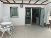 Wohnzimmer mit Terrasse