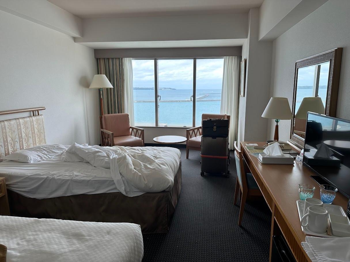 客室は12階まであり全室オーシャンビュー。我々は10階に宿泊しました。部屋からモンブラン号や海上保安庁の船が見えます。