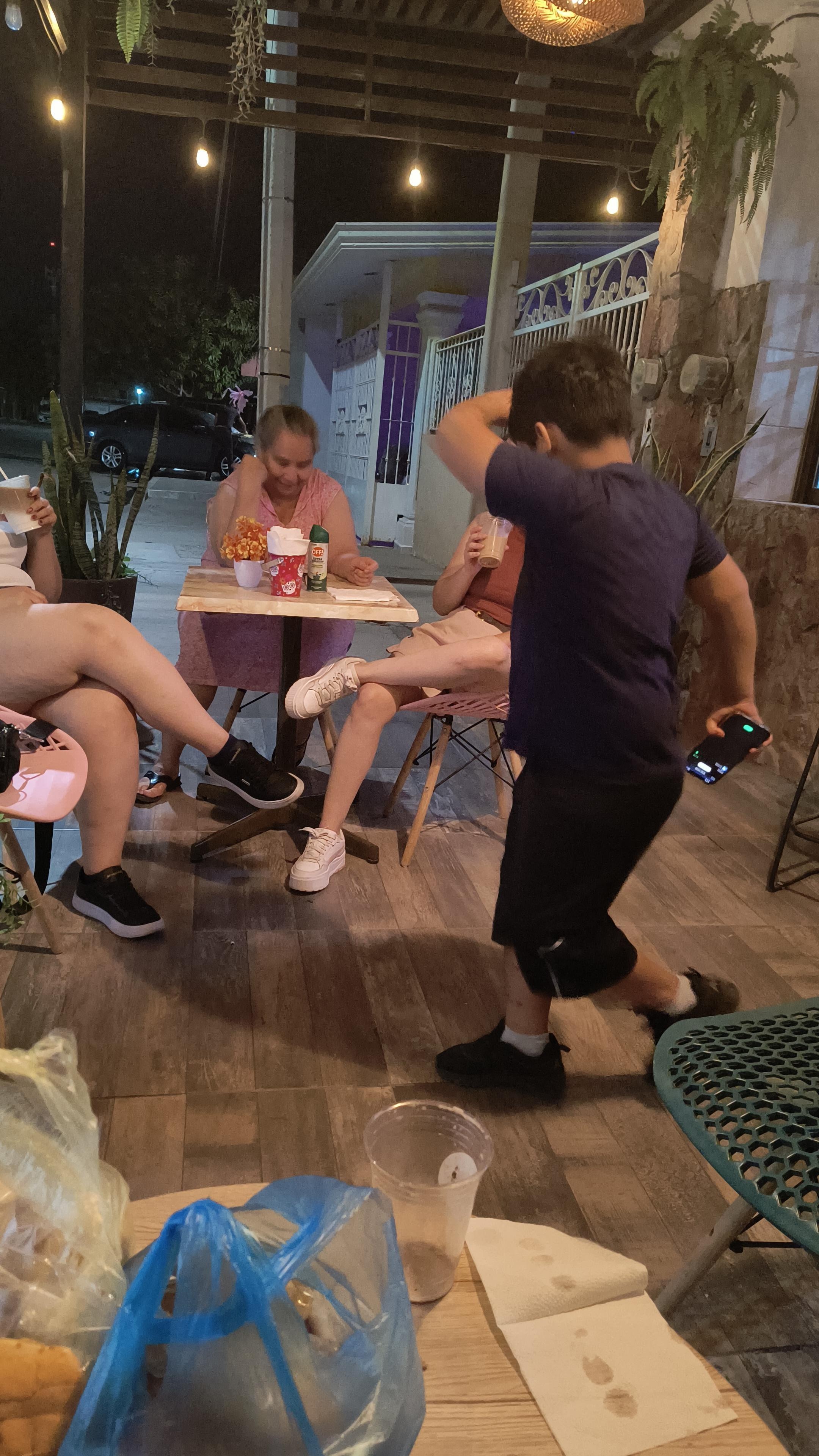 En la entrada del cafe