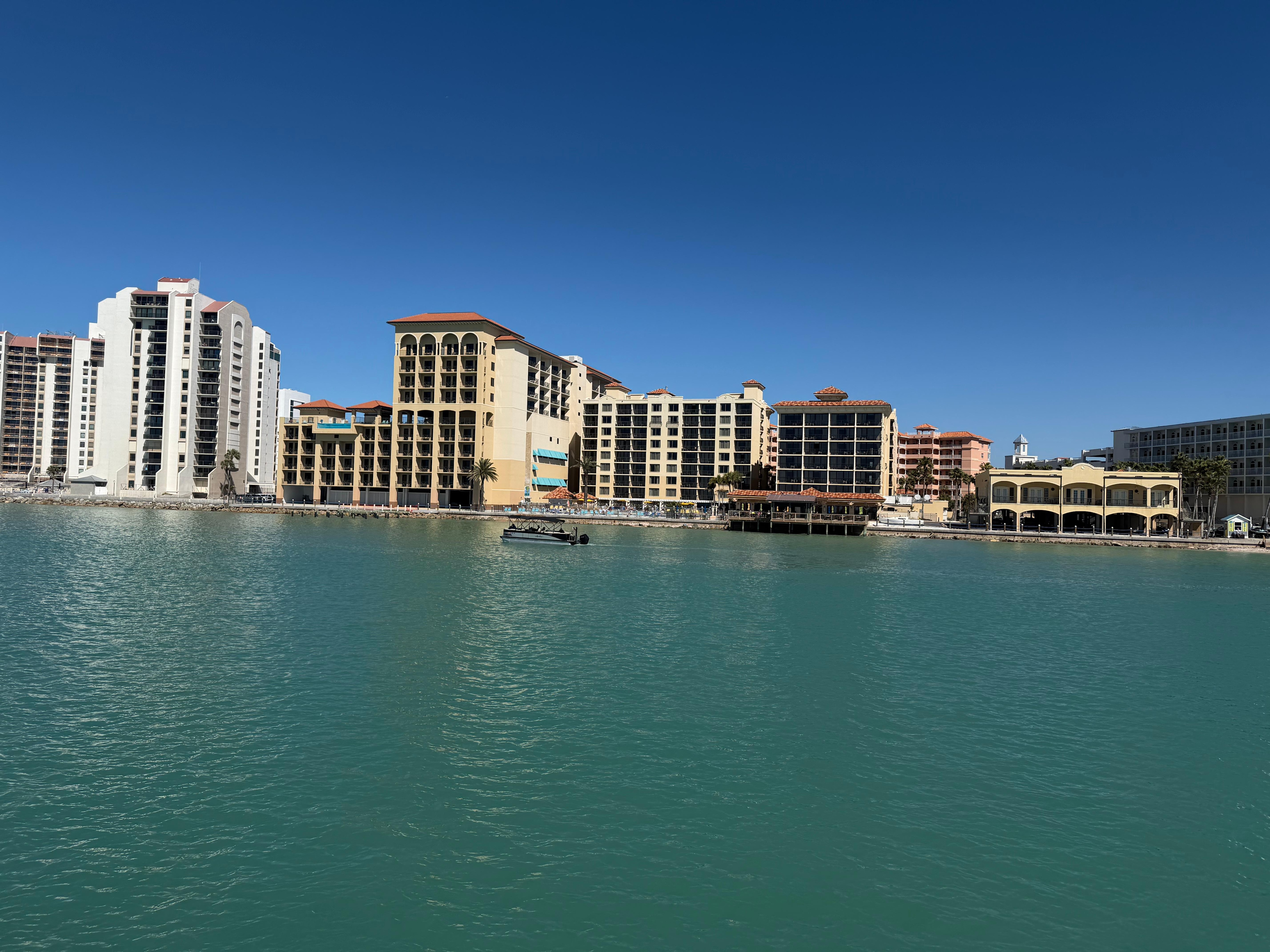 Sicht vom Boot aus auf unser Hotel