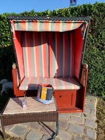 Netter Strandkorb im Garten beim Haus