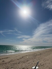 En la playa muy limpia y no está profunda para los niños 10 de 10 la playa