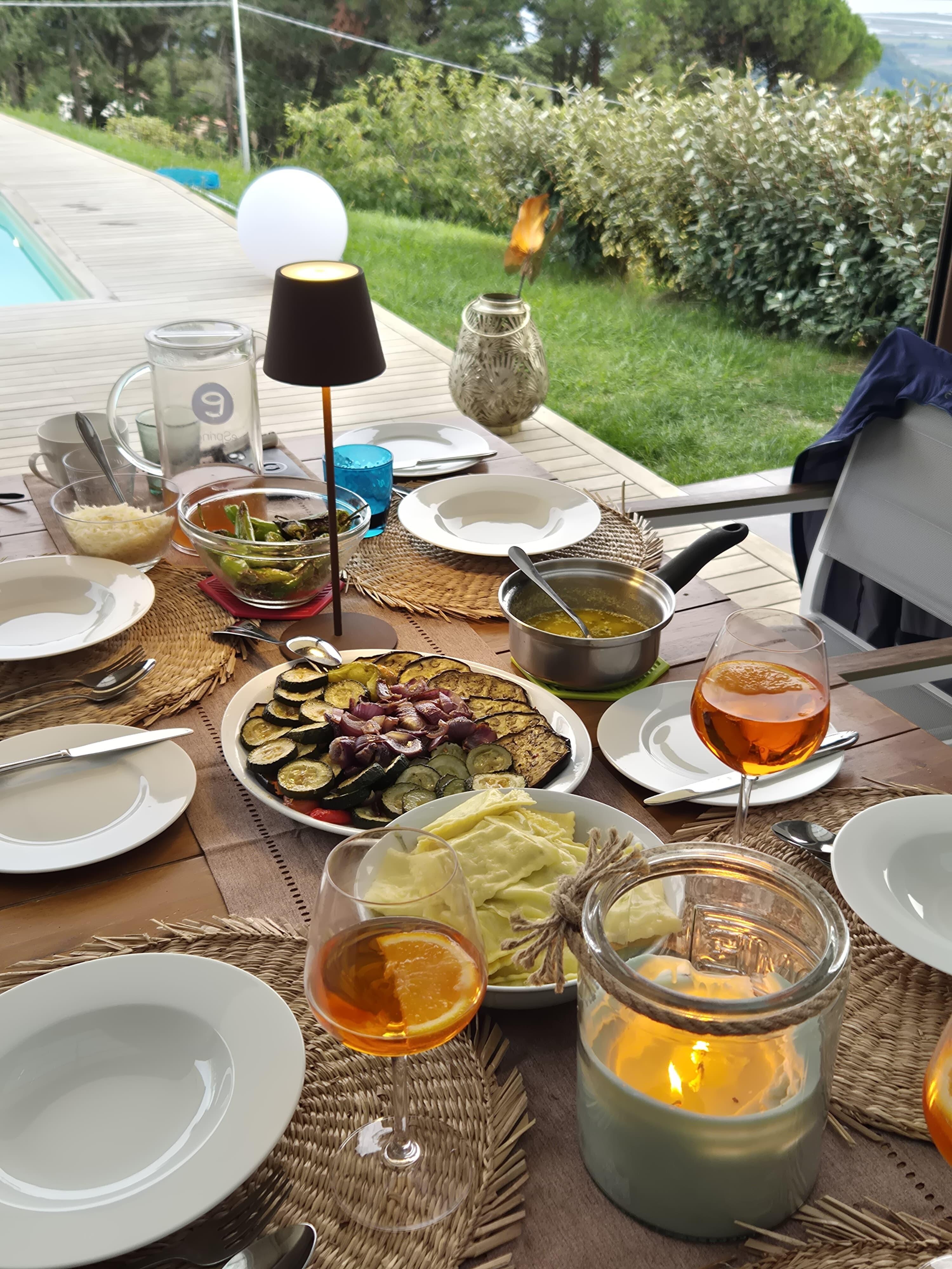 Aussenküche mit Grill, wir haben nur draußen (Überdacht) gegessen 