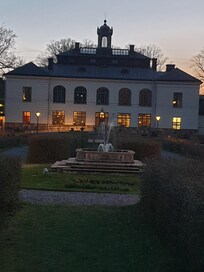 Näsby slott i solnedgång.