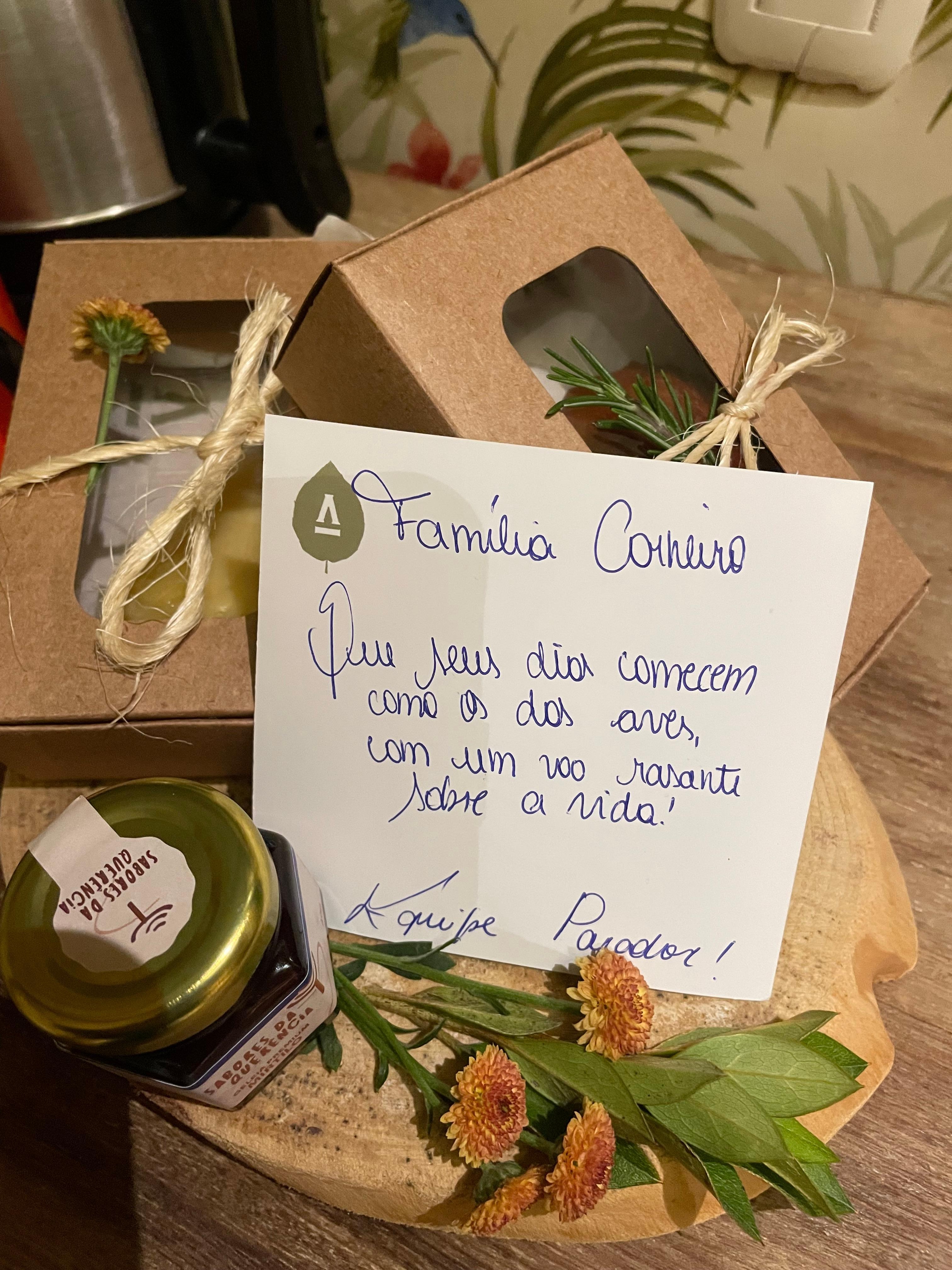 Vários mimos e cortesias no quarto.