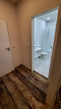 Blick vom Eingangsbereich ins Badezimmer