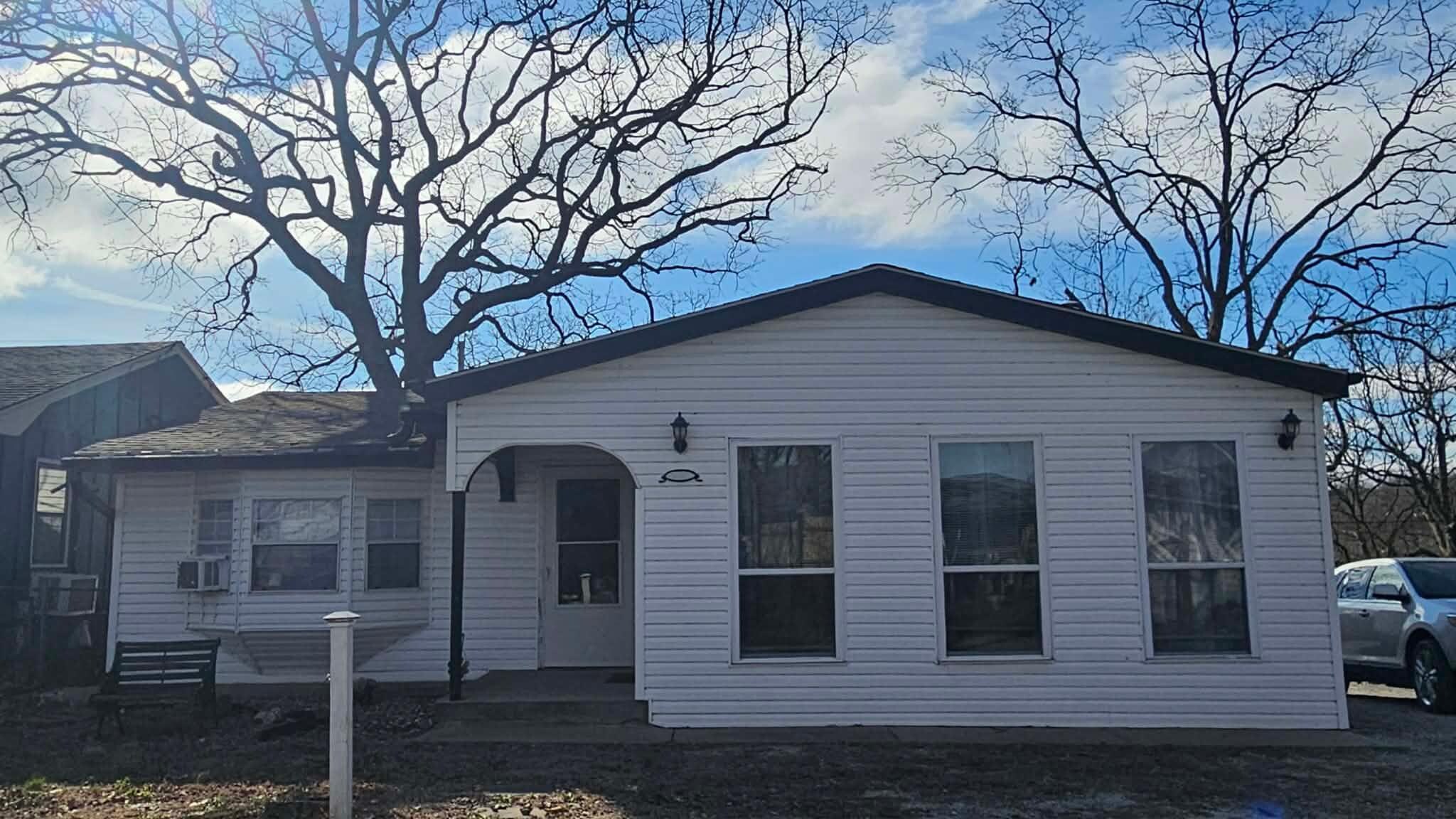 Cute, clean & perfect accommodations in a working-class neighborhood.  Children played in the yards and rode their bikes on the gravel side street. Pets & neighbors are very friendly. 