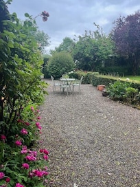 The yard/flowersf were beautiful!