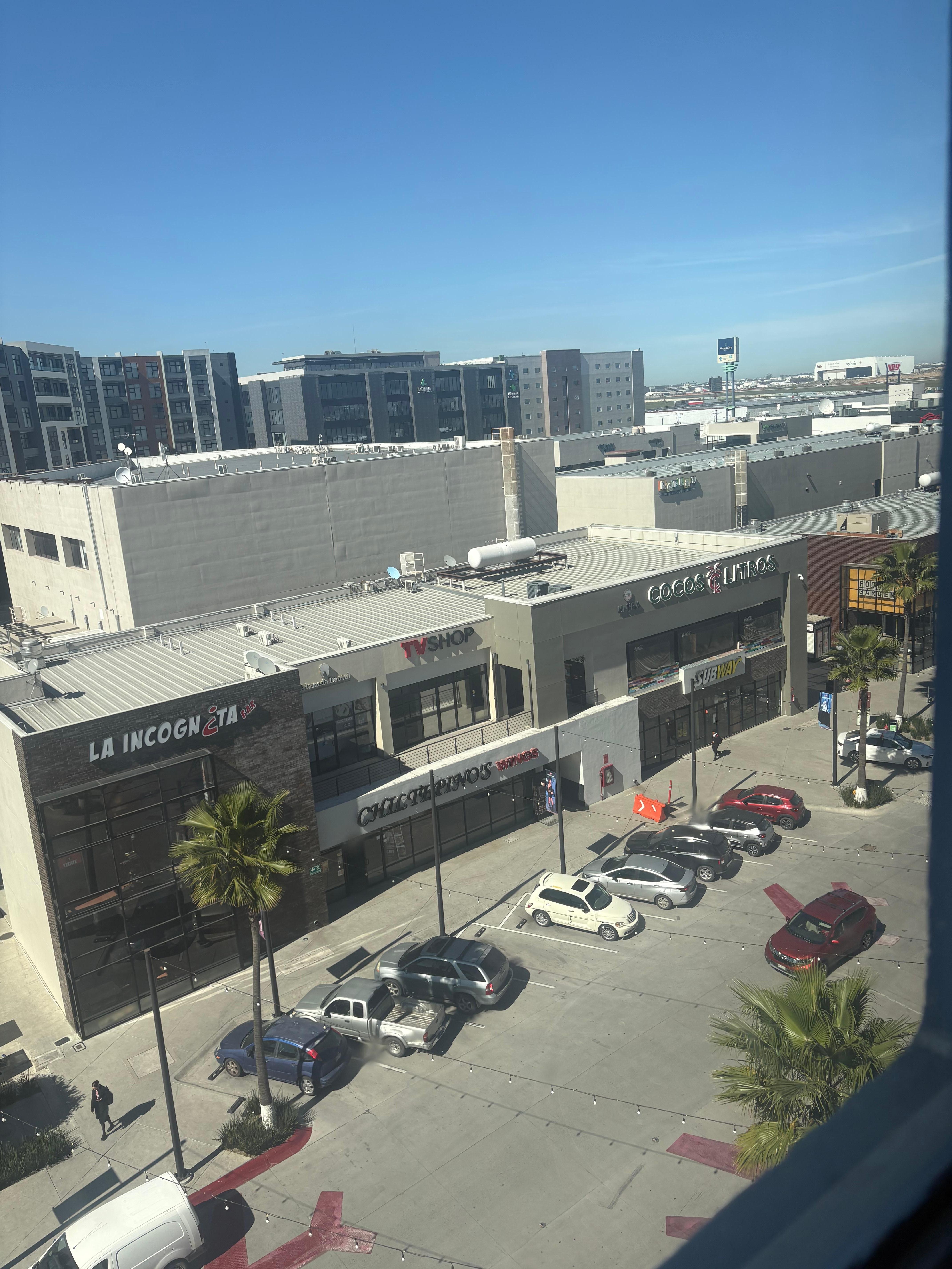 Vista del centro comercial donde se ubica, con mucha variedad para comer y de tiendas misceláneas 
