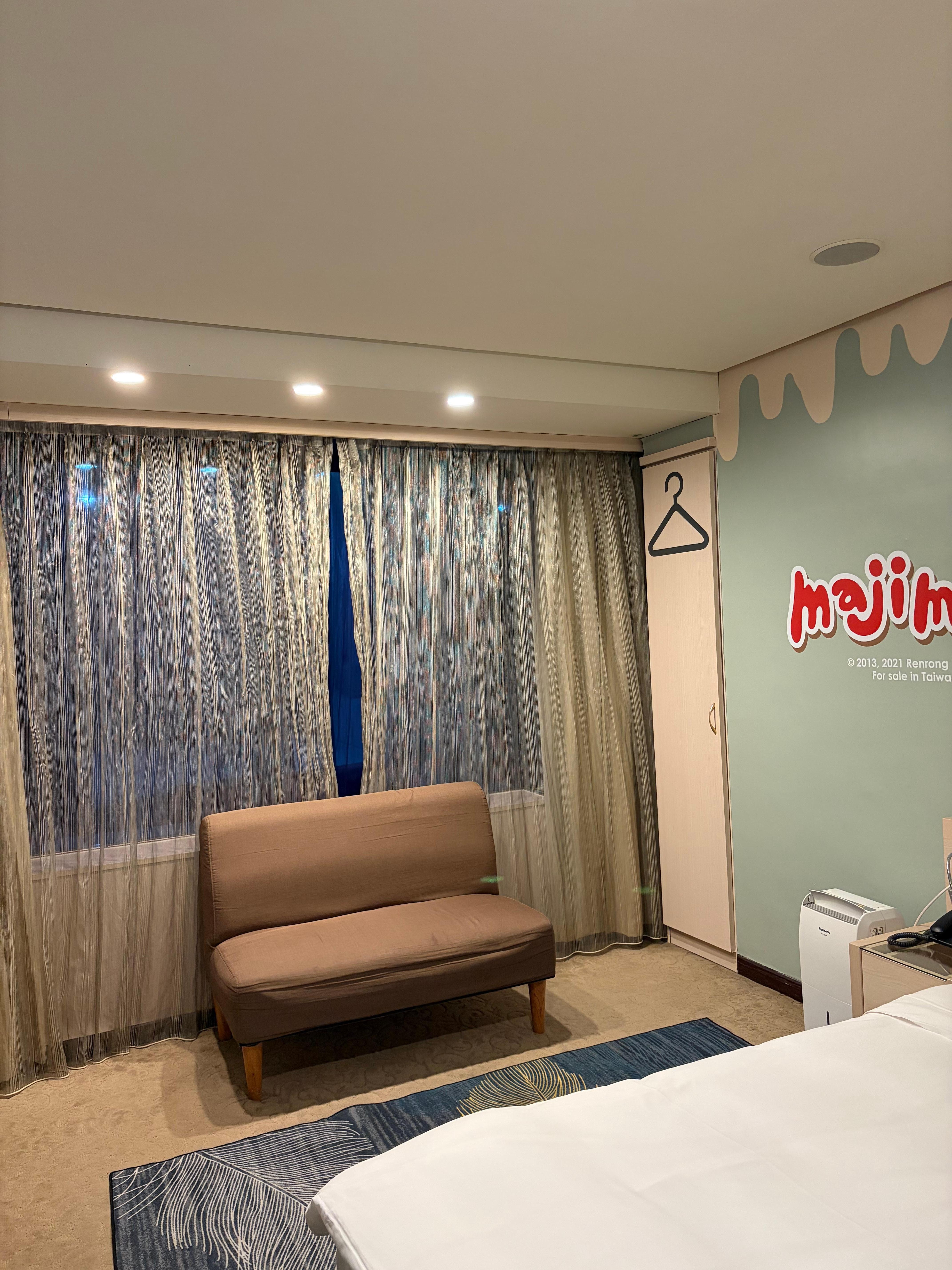 締まり切らないカーテン(笑)