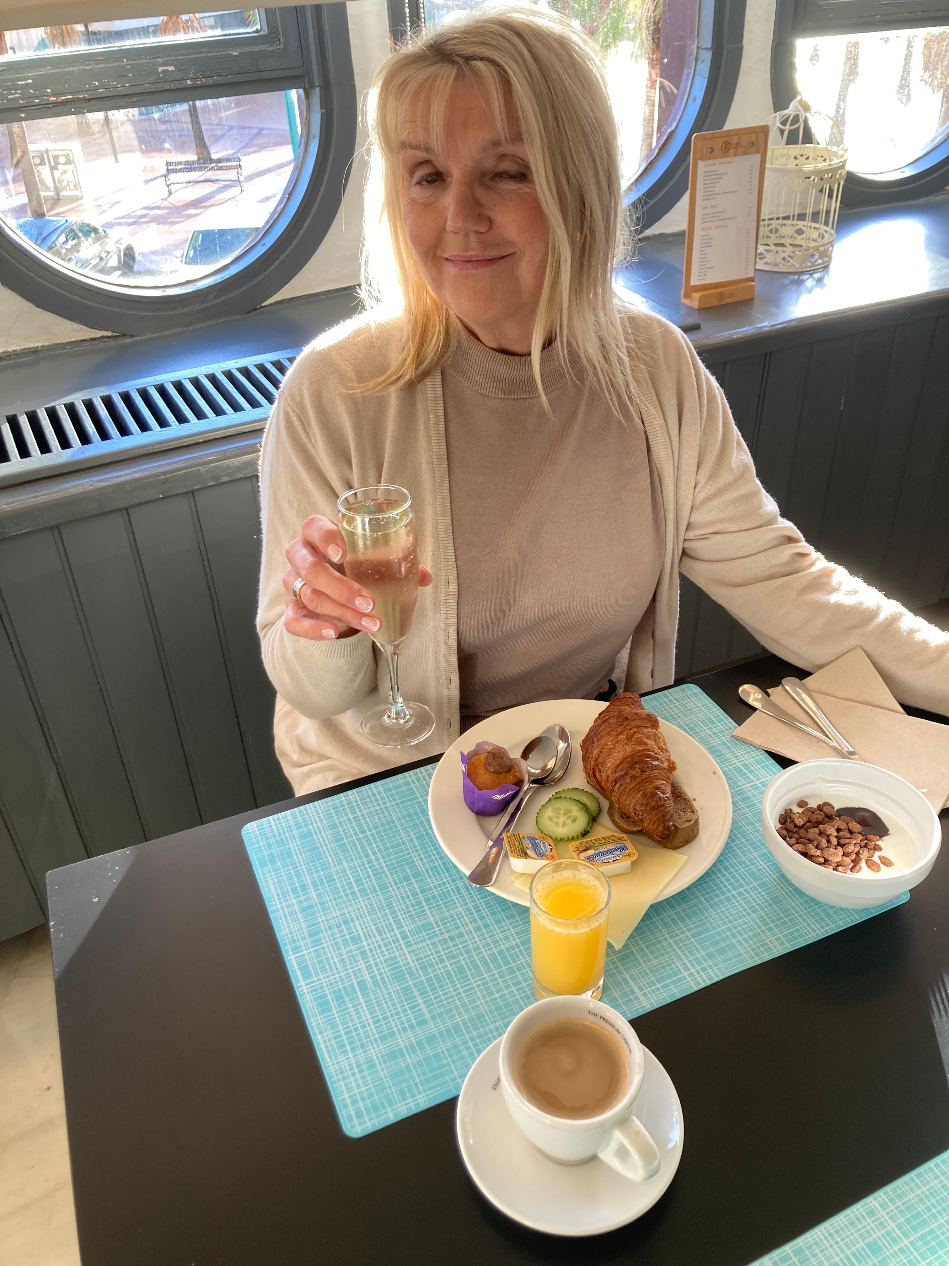 Mousserande vin 🥂på frukostbuffén. 