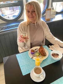 Mousserande vin 🥂på frukostbuffén.