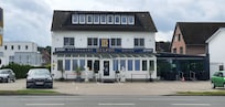 Ingang van het restaurant, hotel ligt erachter