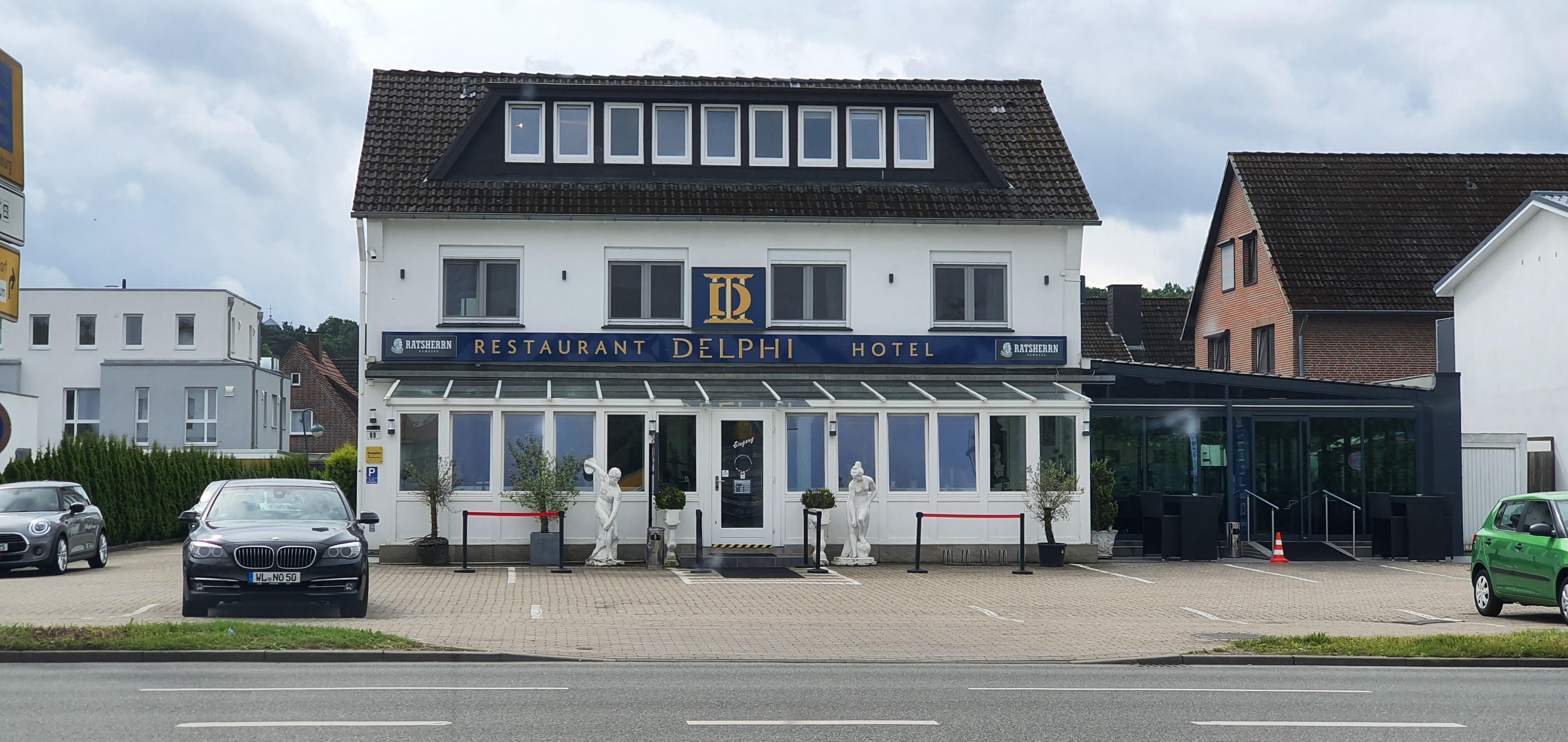 Ingang van het restaurant, hotel ligt erachter