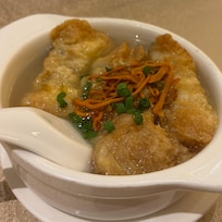 鮮竹はたくさんの野菜が湯葉で巻かれあっさりスープ