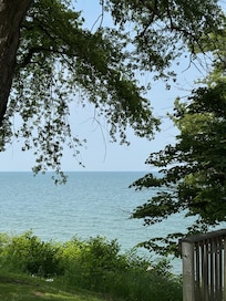 15 min from GOTL and Lake Erie.