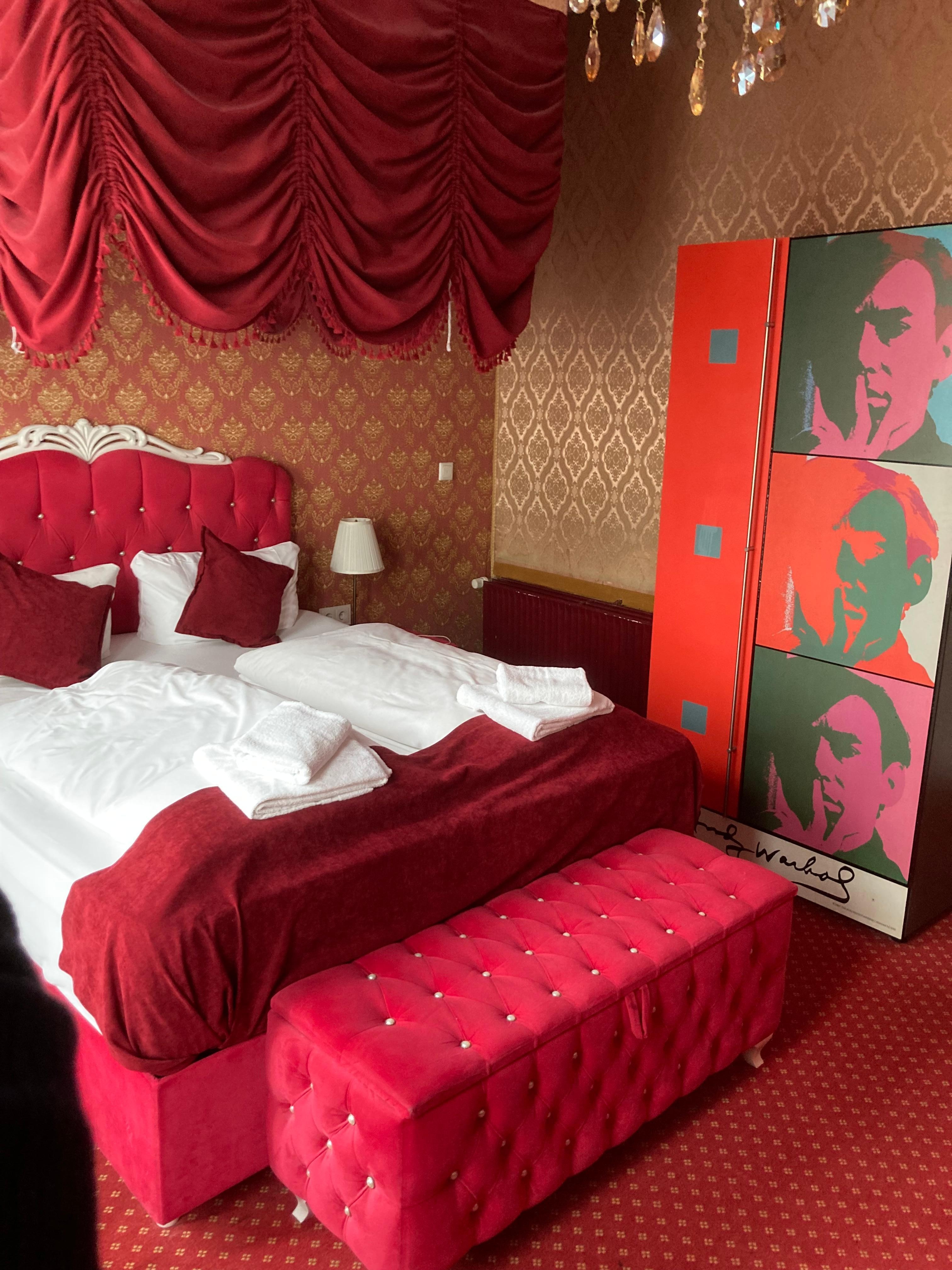 Sjovt rum, og med speil i loftet