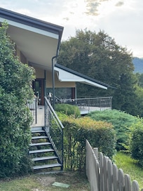 Vom Pool zur Terrasse