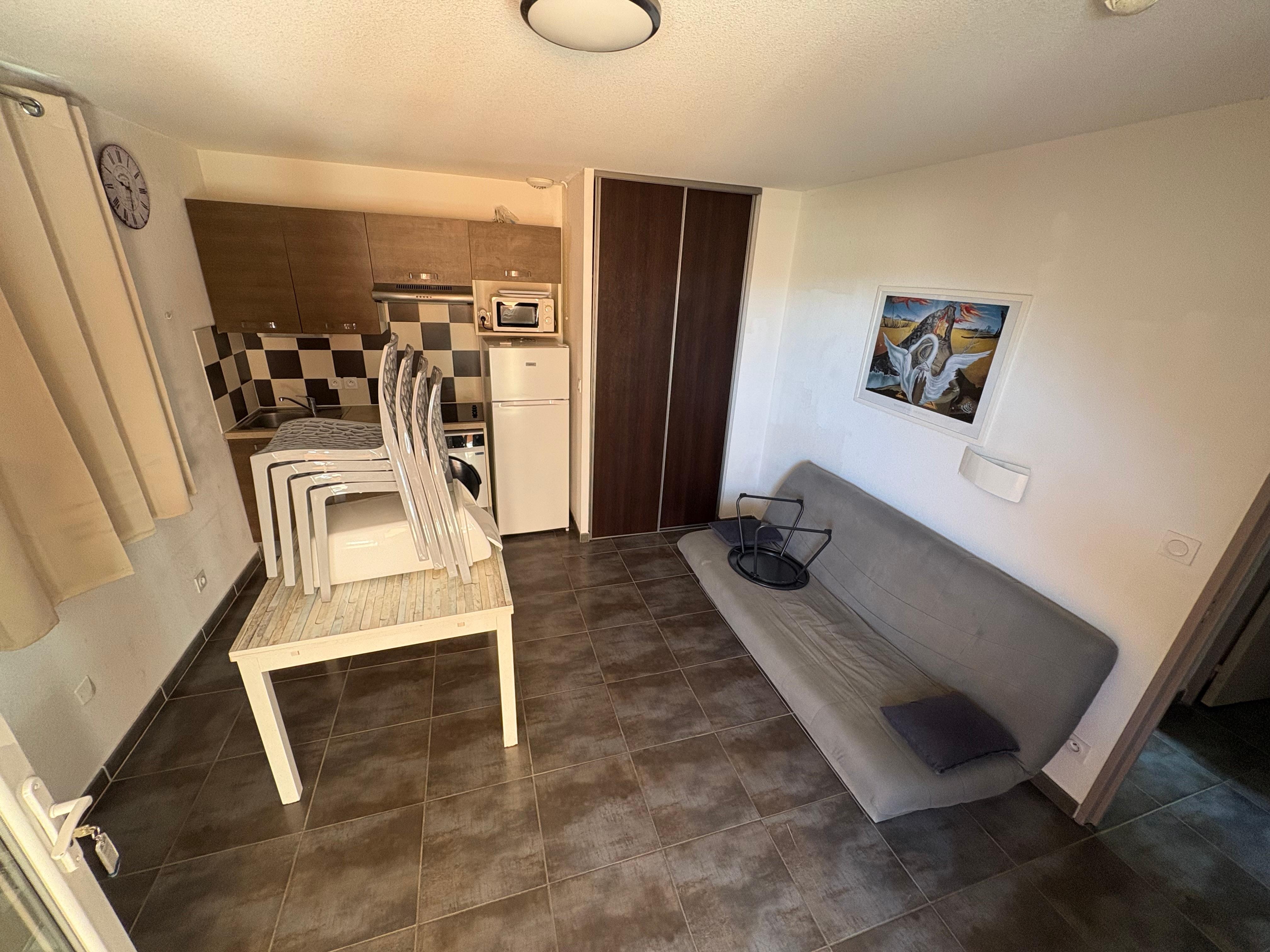 Pièce à vivre avec table qui double de longueur avec les rallonges, clic clac qui fait couchage deux personnes, télévision, machine à laver et frigo avec congélateur ainsi qu’un grand placard à balais (tout le matériel de cuisine nécessaire)