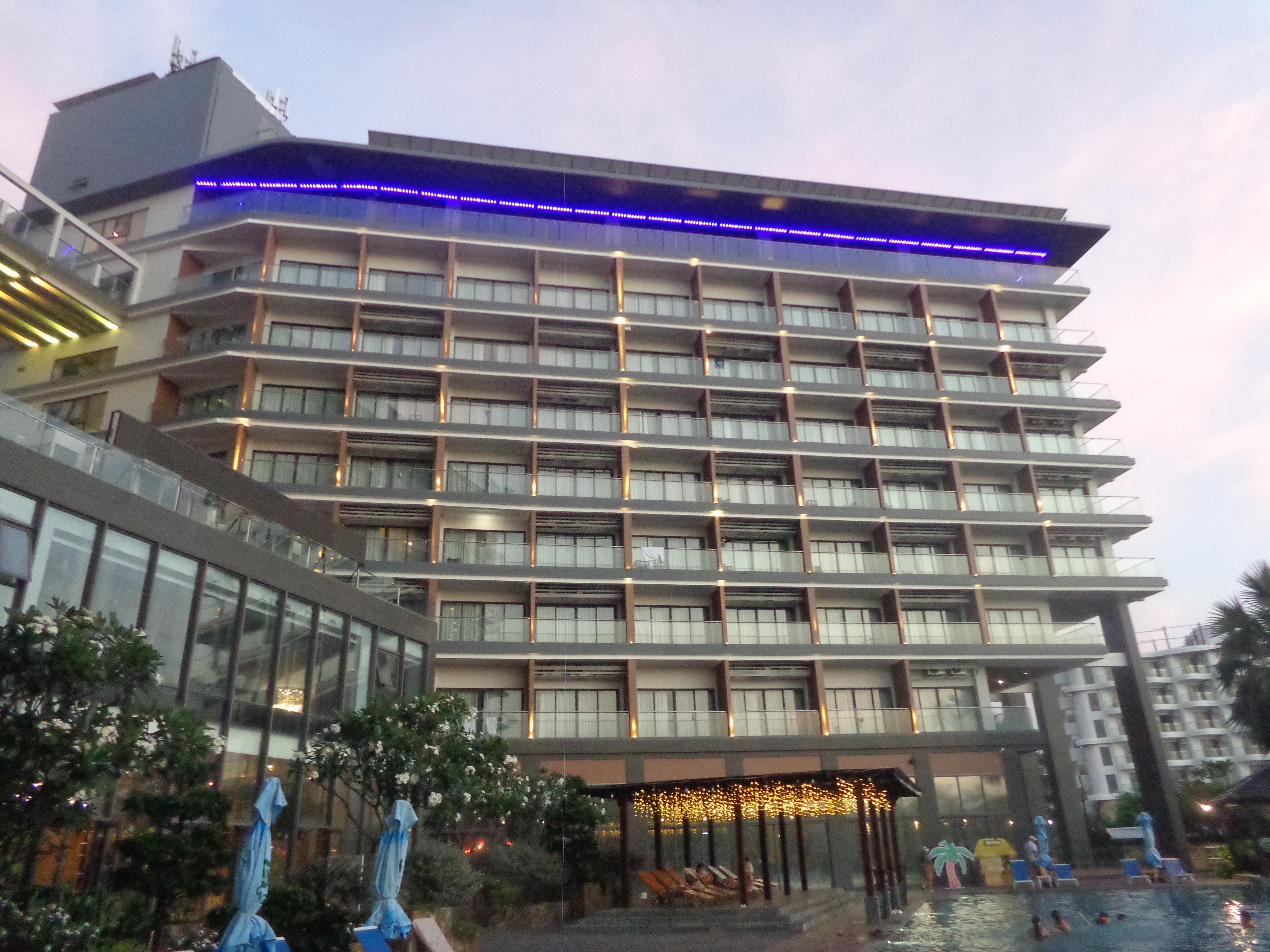 夕方の🏨B棟。ライトアップ始めています。。。