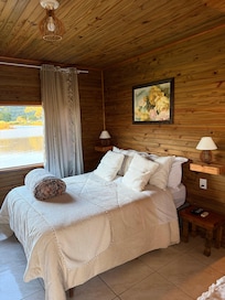 Cama super aconchegante, macia, vários travesseiros, cheirosos.