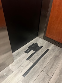 elevator had taped floor ?