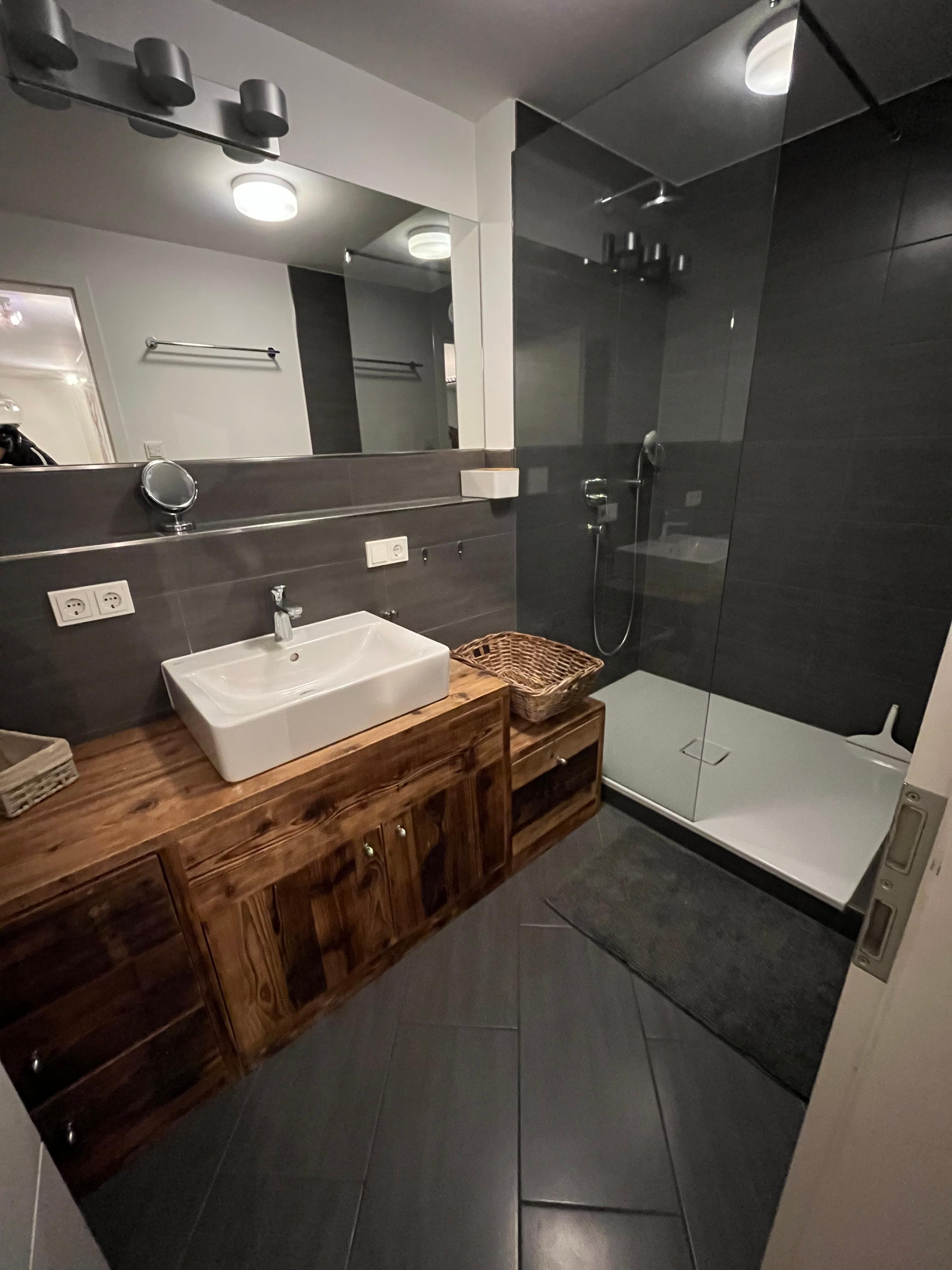 Großen Bad, es gibt noch ein kleineres Toilettenbad, praktisch mit Kindern 