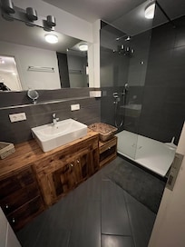 Großen Bad, es gibt noch ein kleineres Toilettenbad, praktisch mit Kindern