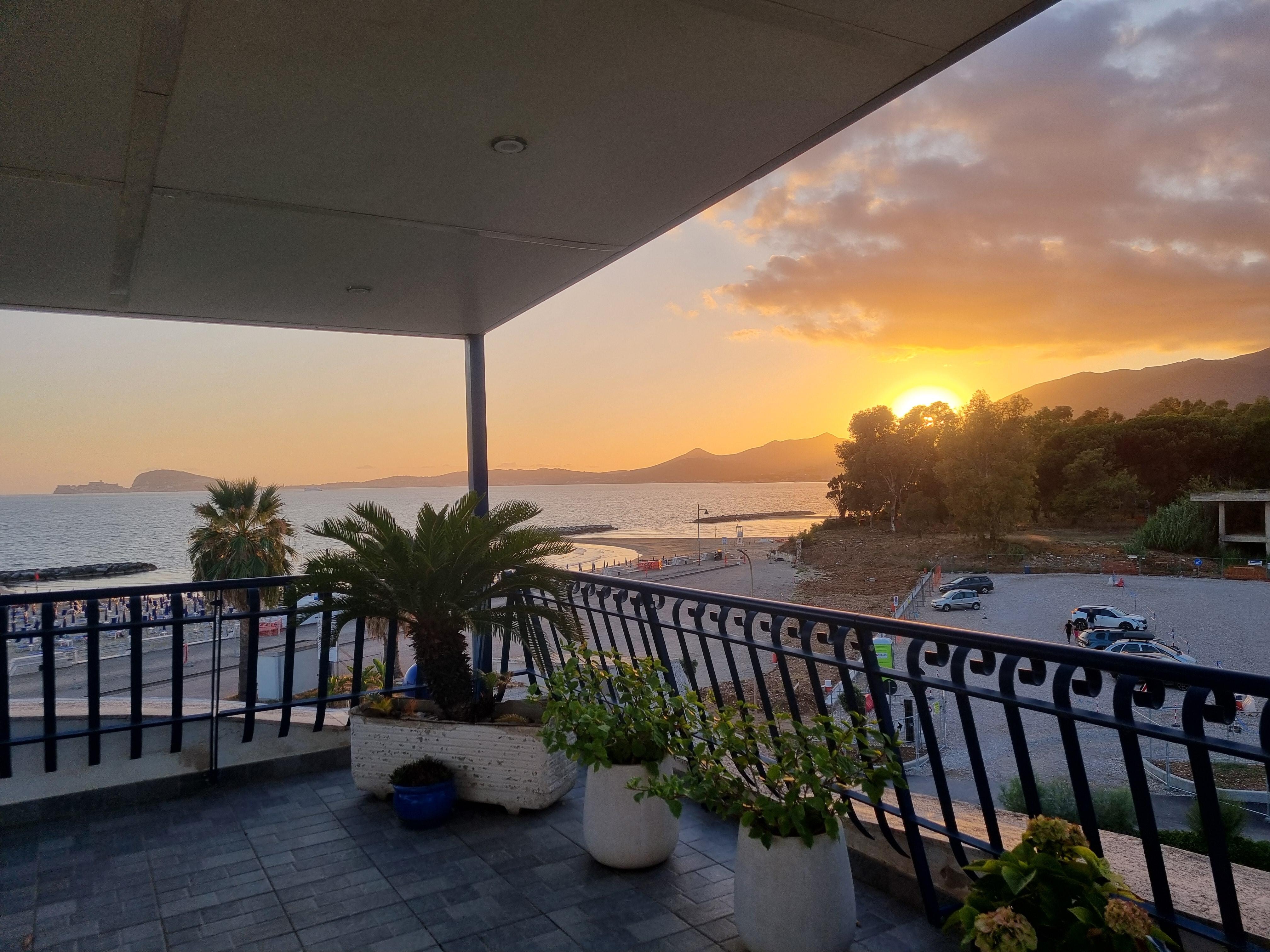 Dachterrasse mit Blick auf das Meer 