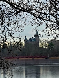 Det vackra slottet på håll.