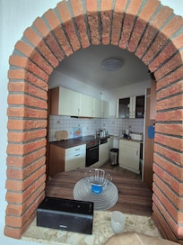 Küche (Blick aus Wohn-/Esszimmer)