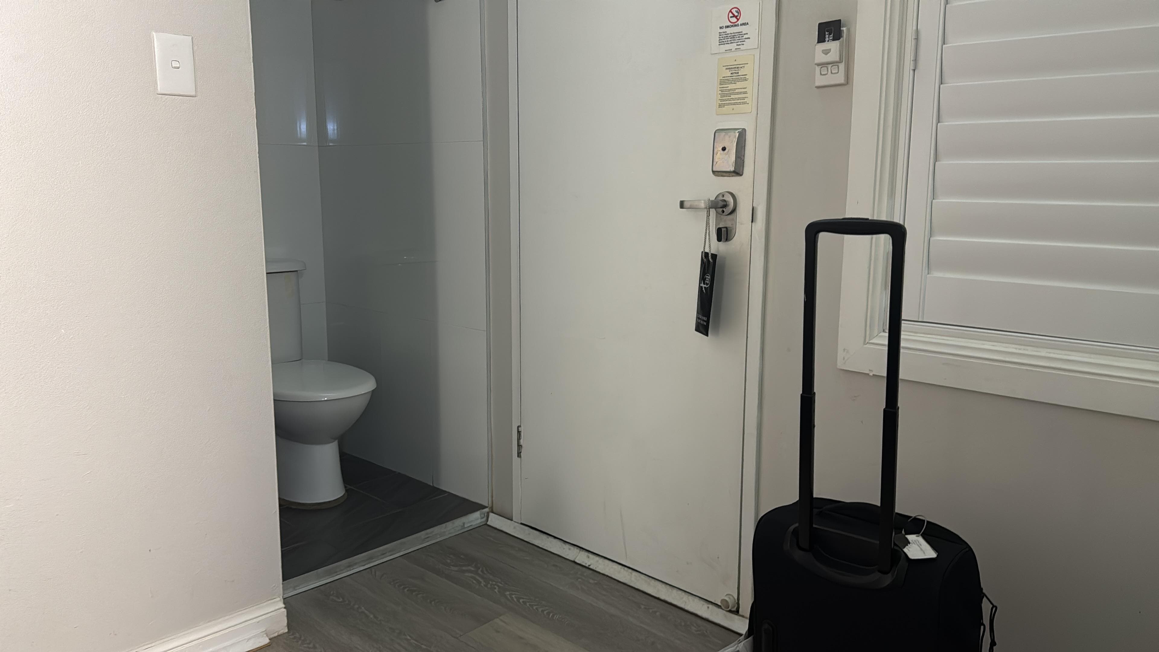 No door between toilet and bedroom