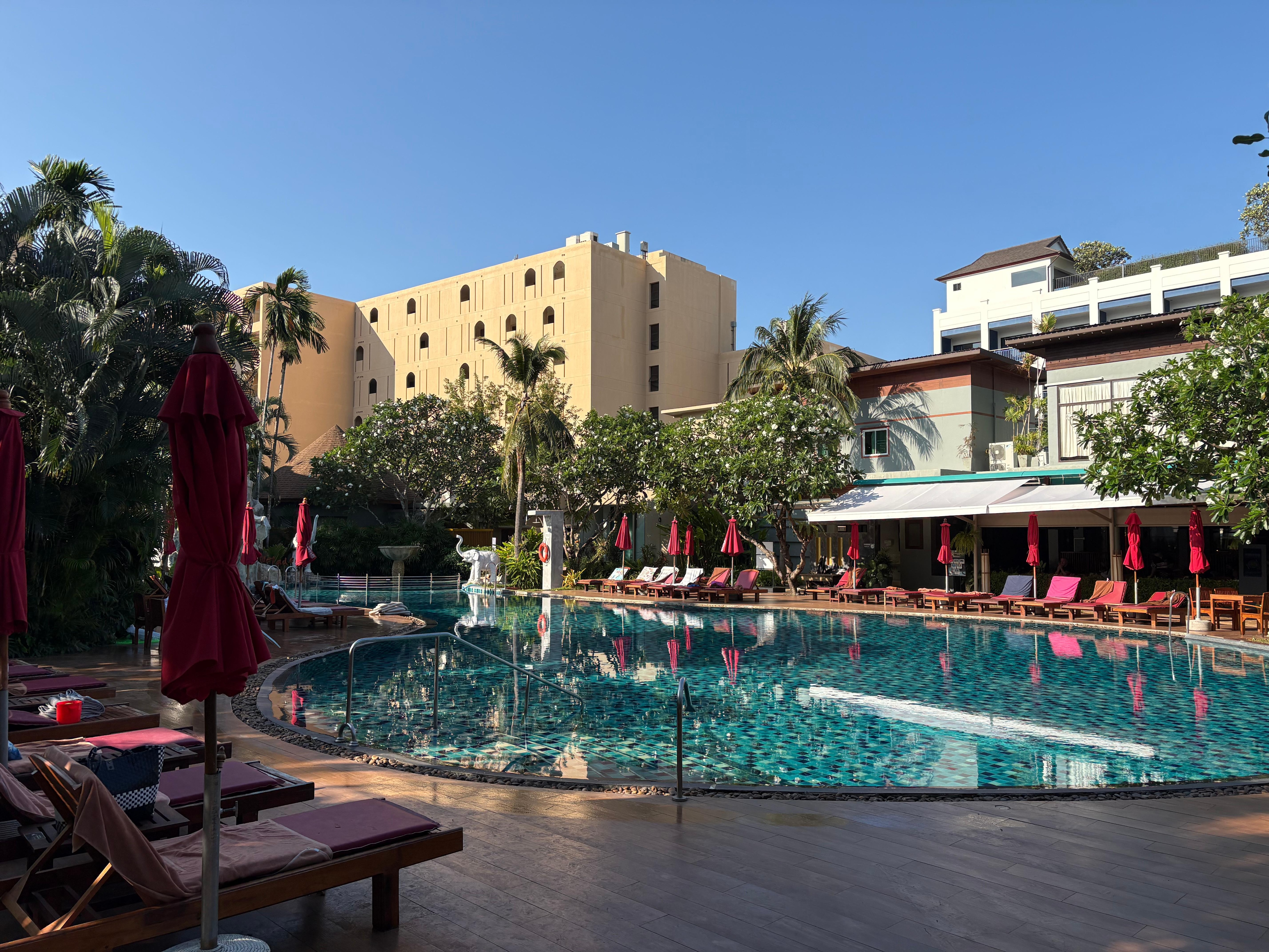 Ingen mennesker men masser af håndklæder på stolene