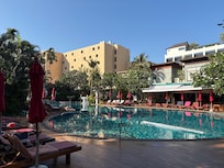 Ingen mennesker men masser af hƄndklƦder pƄ stolene